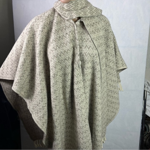 CONFECCIONES ARTILANA 100%Wool Poncho Cape Fringed Hem and Tie Neckline - Picture 4 of 16
